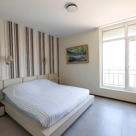 Reina Kamelia Garden Apartman *