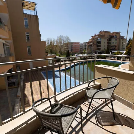 Reina Kamelia Garden