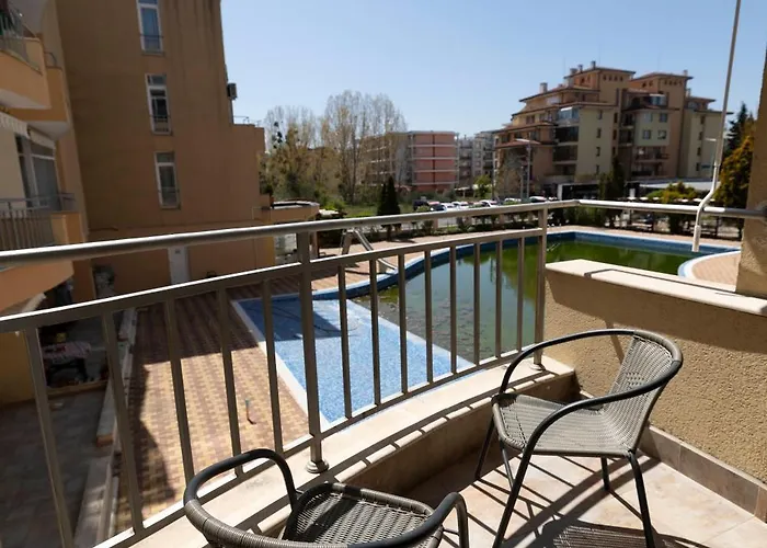 Reina Kamelia Garden